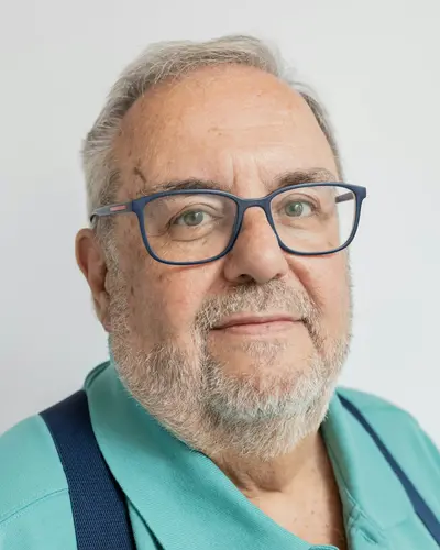 Original photo: an older man with glasses in a teal shirt