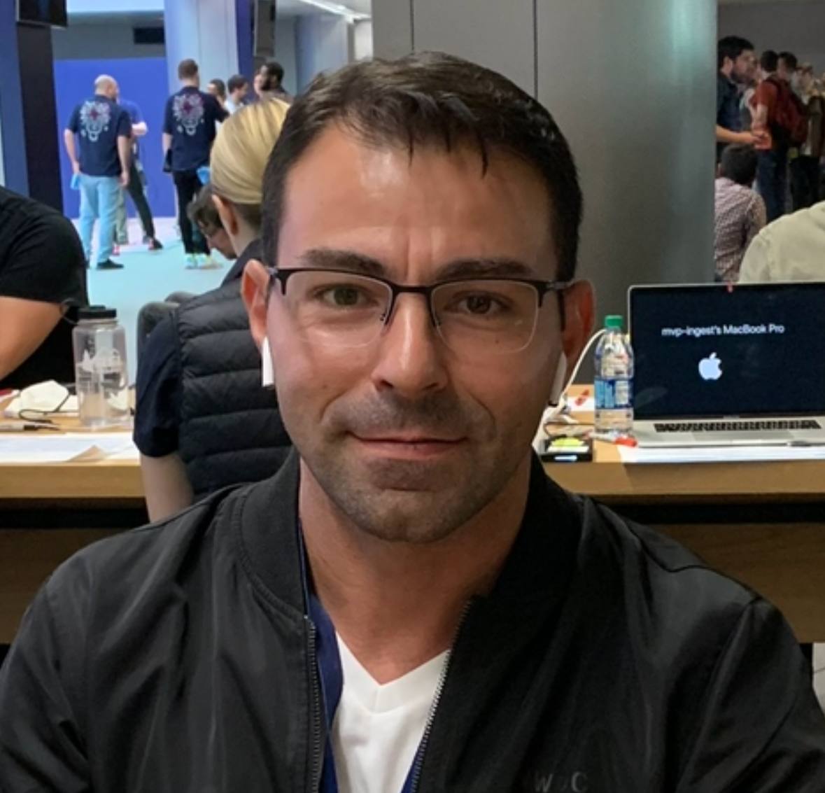 Yaniv before Headshotsly headshot generation